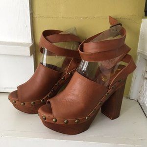 Jeffrey Campbell Woodies Stampede Open Toe Clogs Tan Size 8